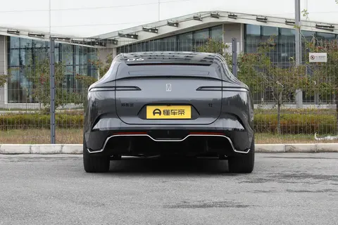 30万级豪华轿车,选配置齐全、用得上的,还是光图个豪华名头?-3