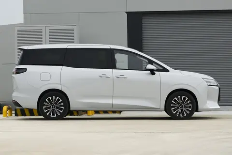 五菱星光730将于11月12日上市，燃油_插混_纯电动力，配双侧滑门-3