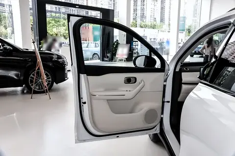 20万预算试了六座SUV，最终留在车位里的就是它-3