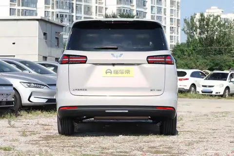 五菱又掀桌子!768万起的7座MPV来了,三种动力随便选-3