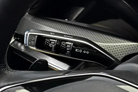 凯迪拉克XT5车机实测：33寸巨屏 + 8155芯片，比手机还好用？-3