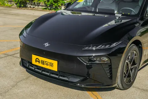 新手也能开的轿跑！东风奕派 eπ007 + 好开又安全-2