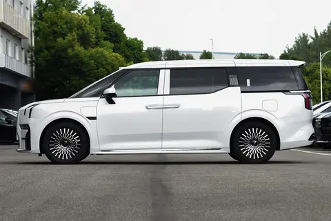 开极氪009带全家去海边，三代同堂出行太惬意，不愧得到明星青睐-3