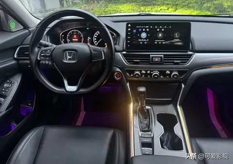 南宁二手车市场遇雅阁准新车:十多万买它到行吗,大家怎么看?-1