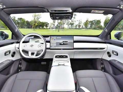 全新纯电中型轿跑亮相！预售不足12万起，还配无框车门+掀背尾门-1