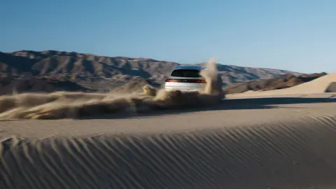 竟然出现在这里？首试奔驰纯电GLC，沙丘冲浪考验软件与性能表现-3