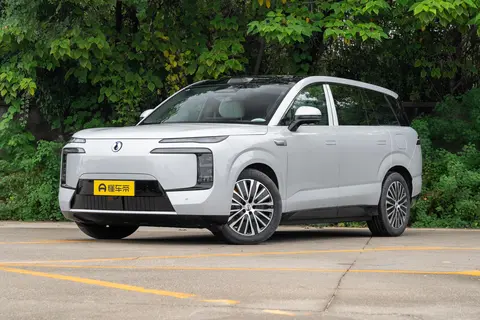 腾势N8L尊荣型，2025款旗舰SUV，家庭出行好帮手-3