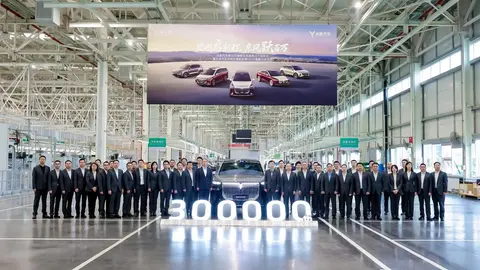 岚图第30万辆整车下线 旗舰SUV泰山正式投产-3