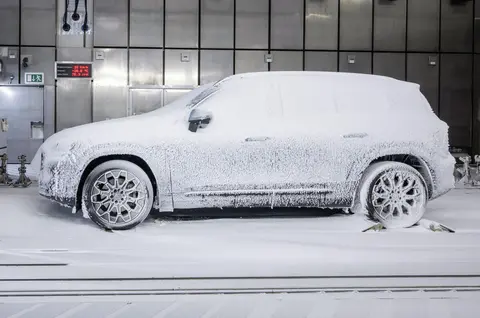 奔驰第二代GLB即将首发亮相，超级屏幕内饰与双动力选择成亮点-2