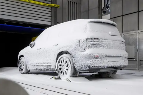 奔驰第二代GLB即将首发亮相，超级屏幕内饰与双动力选择成亮点-1